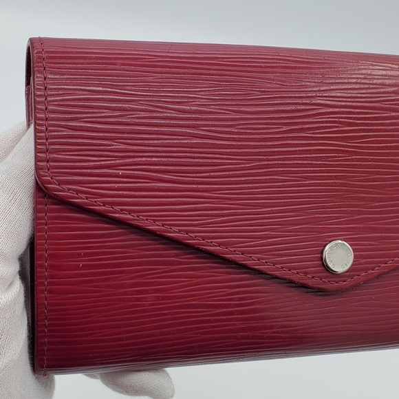 ๐ SOLD ๐ Louis Vuitton Fuchsia Epi Leather Sarah Wallet - Picture 4 of 16